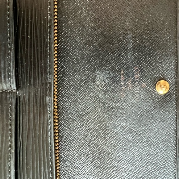 Authentic LV epic leather Sarah wallet - Picture 2 of 15
